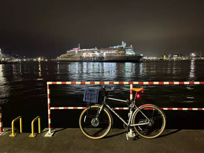 out-of-season. plik: tlusta-mewa-apartament-gdynia-out-of-season-poza-sezonem - 8.webp